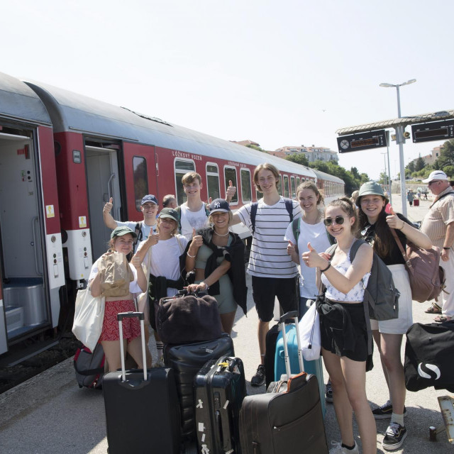 Putnici iz Slovačke i Austrije na peronu u Splitu