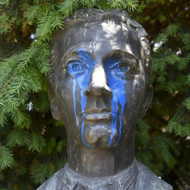 Devastirana bista Jože Vlahovića