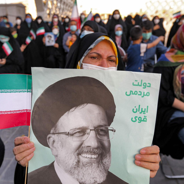 Žena sa slikom Ebrahima Raisija