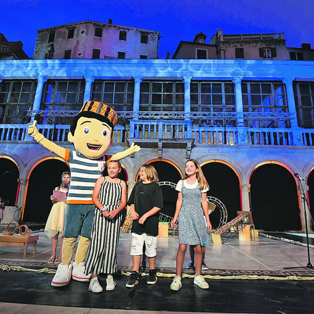 Međunarodni dječji festival otvoren je svečanom priredbom, vrlo kratkom, kao i obično, s katedralom publici iza leđa, gdje su među uzvanicima izostali političari iz Zagreba, ali su pristigli talijanski i španjolski veleposlanik. Taj program vodilo je troje sitne djece, a još ih je pedesetak zapjevalo uz matricu