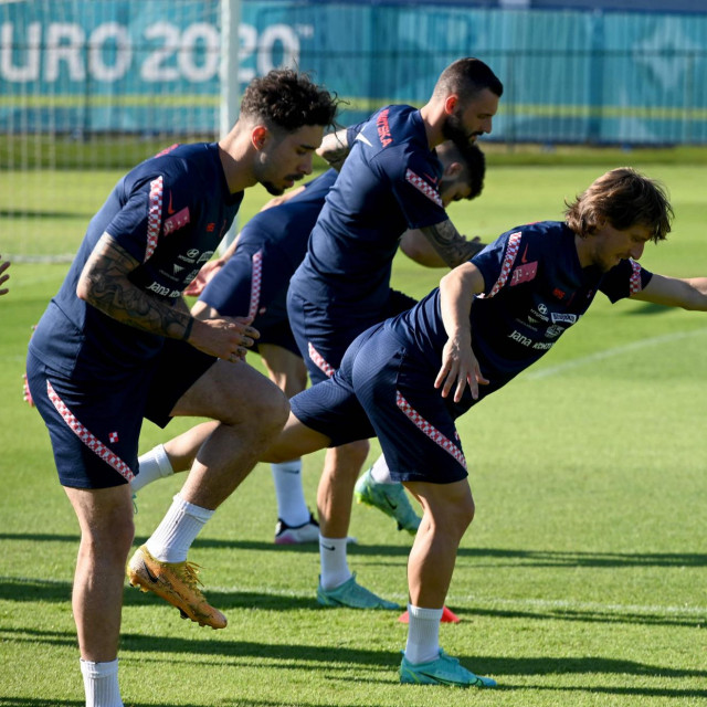 Šime Vrsaljko u prvom planu, iza njega Luka Modrić i Marcelo Brozović