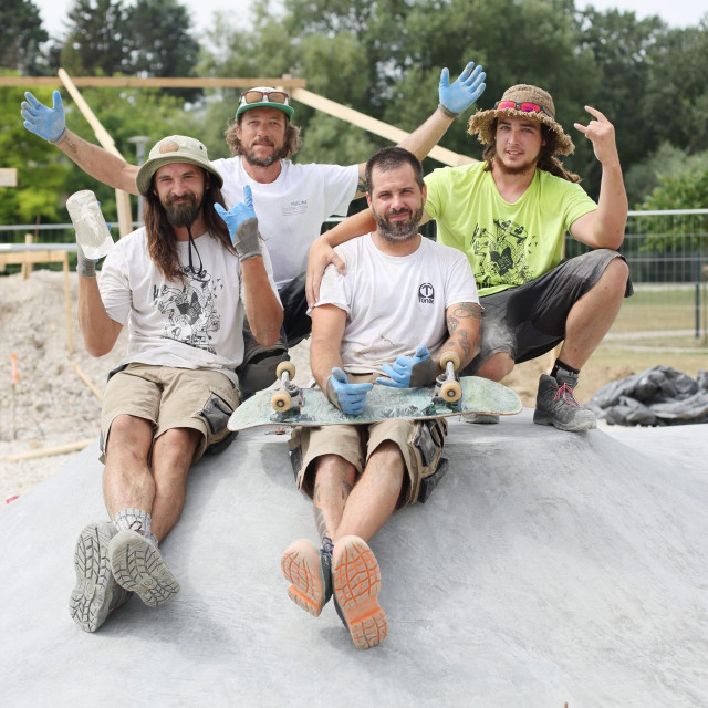 Skejteri iz tvrtke Tonbe Skateparks grade skejt park u Vukovaru.
Na fotografiji: Marin Dundić (desno, sjedi) i članovi Tonbe Skateprksa
 