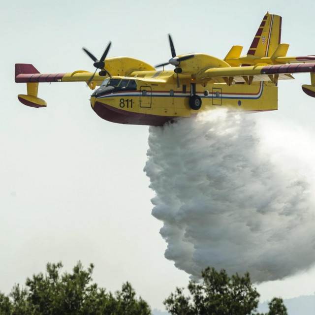 Kanader gasi požar; ilustracija