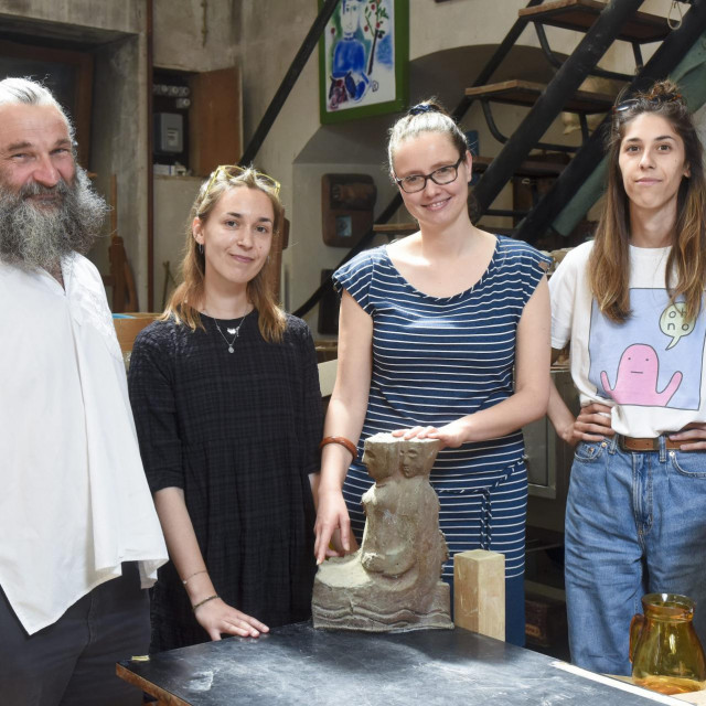 Atelje Vere Dajht Kralj u Ilici.
Na fotografiji: SaašKralj, Ivana Zavrski, Ana Kršinić i Sonja Pavin.
 