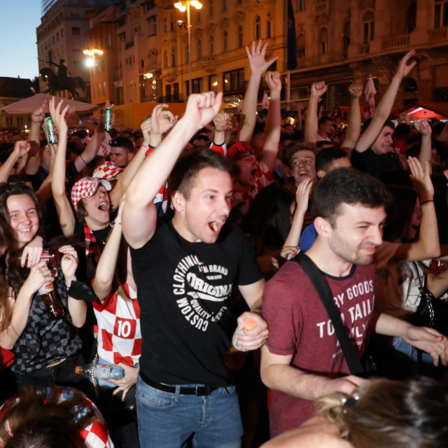 Navijači Hrvatske gledaju susret ”Vatrenih” i Škotske na Trgu bana Josipa Jelačića