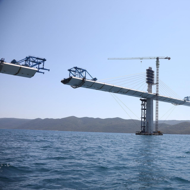 Ukupna širina mosta iznosi 22,5 metara, dug je 2,4 kilometra i visok 55 metara