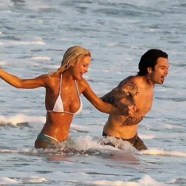 Lily James i Sebastian Stan odglumili su famoznu scenu vjenčanja Pamele Anderson i Tommyja Leeja na plaži u Brentwoodu koja je glumila Meksiko