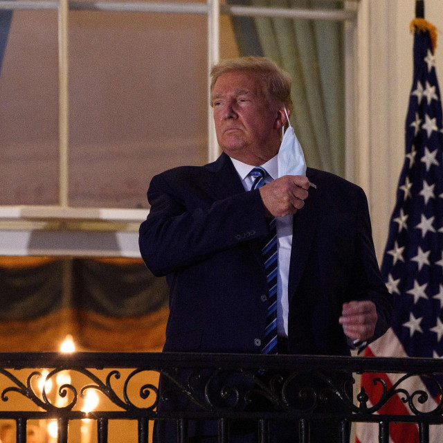 Donald Trump skida masku na Trumanovom balkonu nakon povratka iz bolnice Walter Reed gdje je bio na liječenju od covida-19