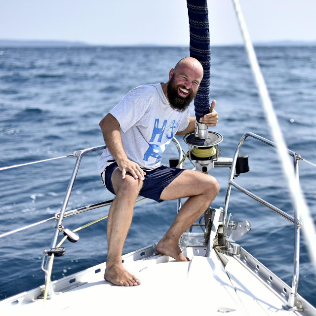 Svećenik i skiper Tvrtko Barun, bivsi voditelj Isusovačke službe za izbjeglice drži duhovne vježbe na jedrilici pod nazivom 'Život na moru'


 