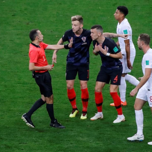Cuneyt Cakir, Ivan Rakitić i Ivan Perišić u žučnoj raspravi tijekom četvrfinala SP-a