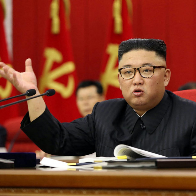 Kim Jong-un snimljen 15. lipnja 2021. godine tijekom trećeg dana 3. plenarnog sastanka 8. centralnog komiteta Radničke partije Sjeverne Koreje u Pjongjangu