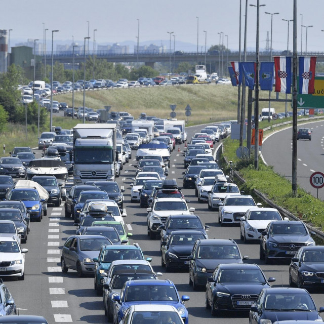 Velika gužva na naplatnim kućicama Lučko