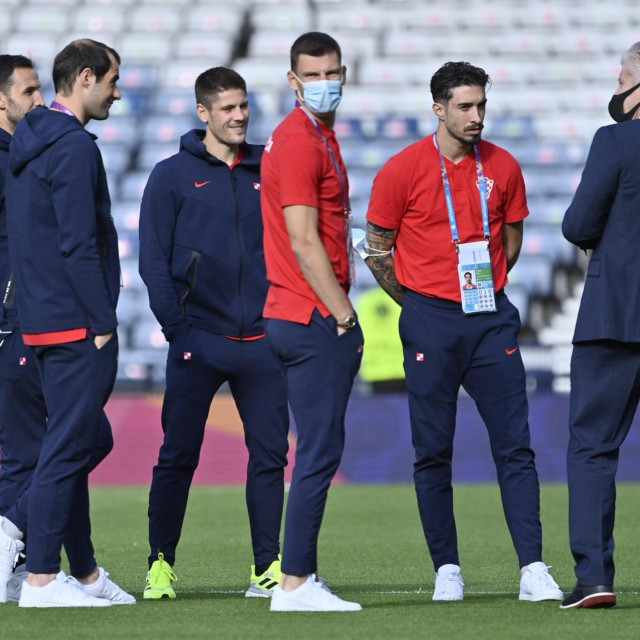 Davor Šuker s igračima na terenu uoči dvoboja portiv Škotske