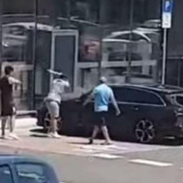 Muškarac palicom razbija automobil ispred trgovačkog centra