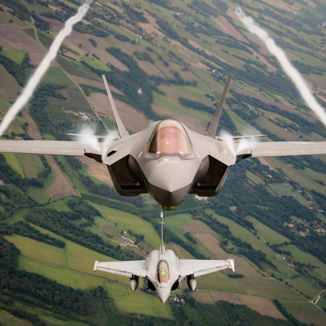 F-35A (gore) i Dassault Rafale (dolje)
