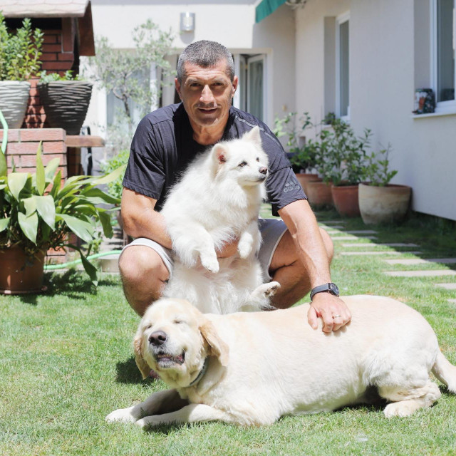 Bivši igrač NK Osijeka Robert Špehar udomio je četiri psa i nekoliko mačaka
 