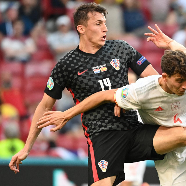 Ante Budimir sa španjolskim braničem Pauom Torresom