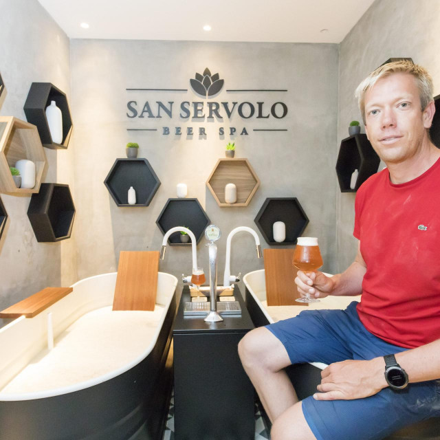 Simon Grbac pokraj kupke od pive