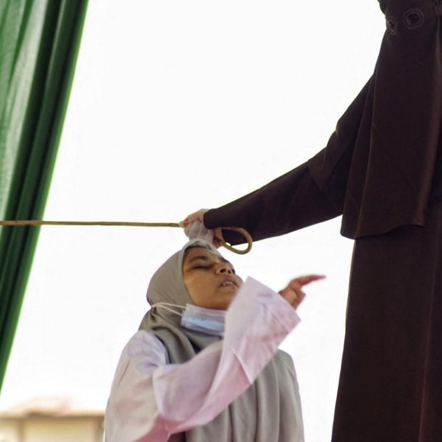 Javno bičevanje zbog predbračnog seksa