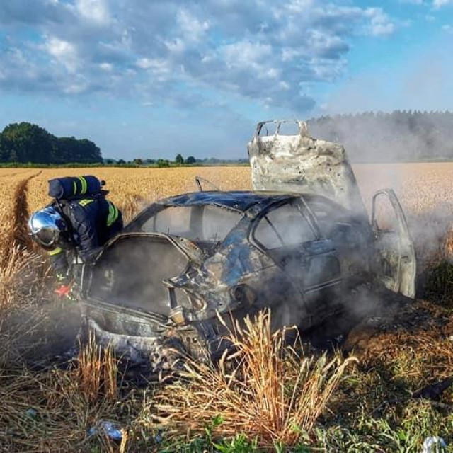 Auto izletio s autoceste i zapalio se