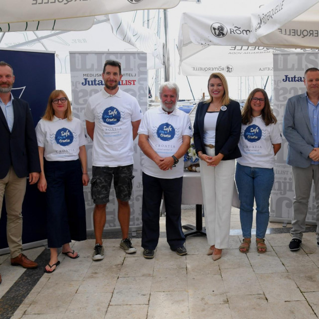 Posada patrole i voditelj Mladen Gerovac s direktorom ACI marina Kristijanom Pavićem, ministricom turizma Nikolinom Brnjac i direktorom HTZ-a Kristjanom Staničićem