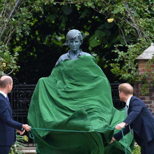 Prinčevi William i Harry otkrivsaju kip svoje make princeze Diane u vrtu Kensingtonske palače