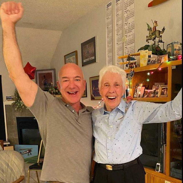 Jeff Bezos i Wally Funk