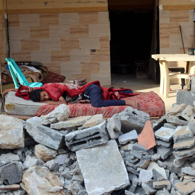 Ilustracija / Dječak spava u ruševinama nakon novog bombardiranja Palestine