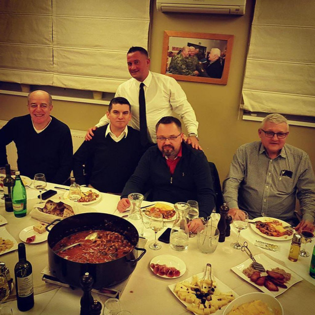 S lijeva na desno, sjede: Drago Ćosić, šef SOA-e za gospodarski kriminal Igor Batković, uhićeni Denis Mohenski i Mićo Dušanović