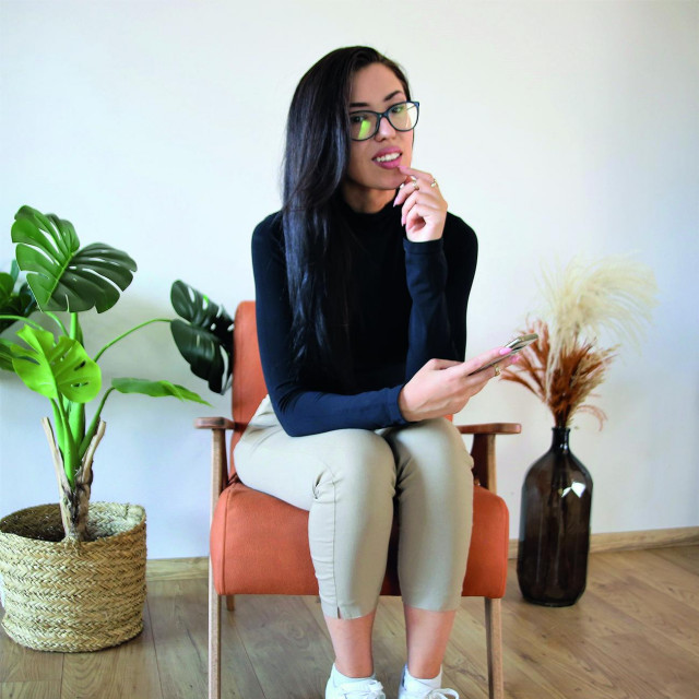 Mlada poduzetnica pokrenula je svoj brend Retro design te osim preuređenog namještaja prodaje i vlastite ručno izrađene komade u retro stilu.