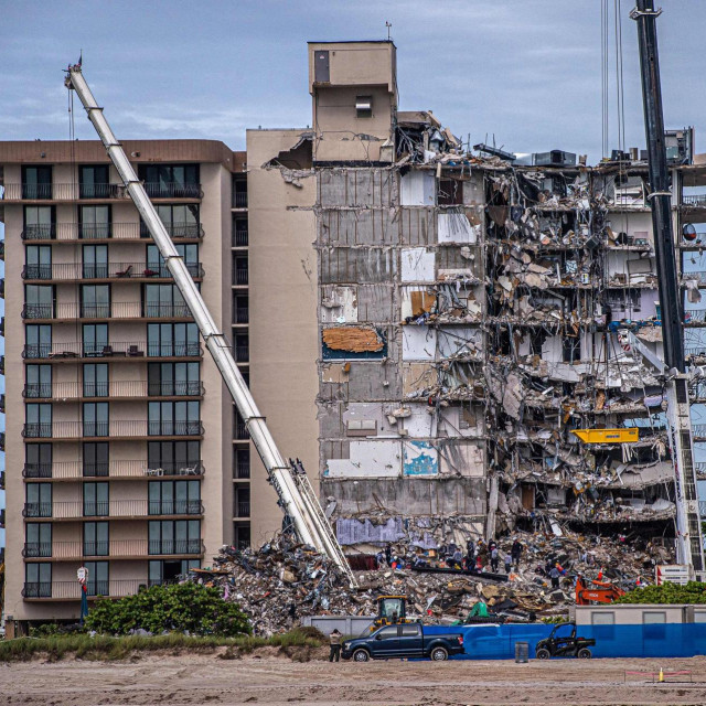 Veći dio dvanaesterokatnice Champlain Towers South srušio se 24. lipnja u 1,20 za ponoći