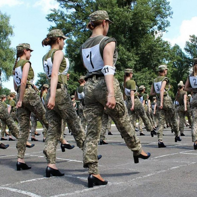 Ukrajinske vojnikinje vježbaju strojevi korak u cipelama s visokom petom