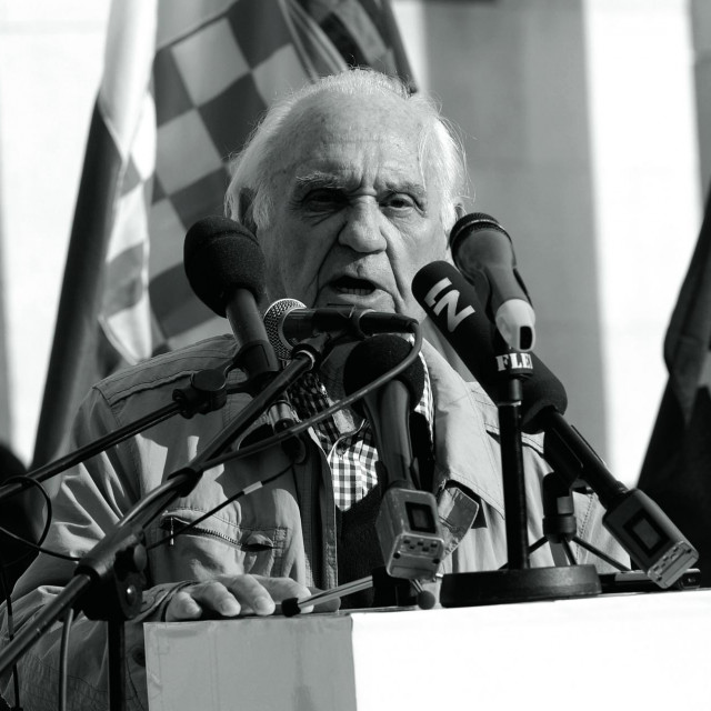 Zagreb, 220416. Trg zrtava fasizma. Na Trgu zrtava fasizma odrzava se skup pod nazivom Jasenovac, kojim Antifasisticka liga RH zeli upozoriti na izjave, cinjenja i necinjenja sadasnjeg politickog vrha ciji postupci imaju za posljedicu sve otvoreniju promociju ustastva kao malo radikalnijeg hrvatskog domoljublja. Na fotografiji: Daniel Ivin, potomak zrtve holokausta.