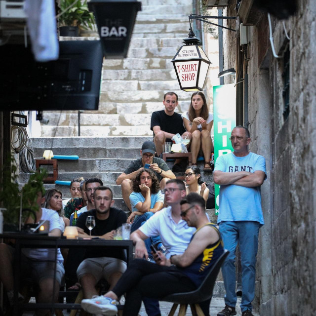 Gosti na skalinama/Ilustracija