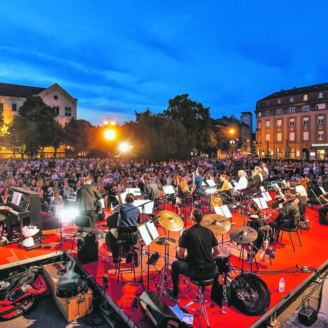 Večer Arsenal ljetne noći na kojem su Arsenova djela izvodile glumice i glumci dramskog ansambla HNK Zagreb te glazbena diva Gabi Novak uz glazbenu pratnju Matije Dedića i Ante Gele.