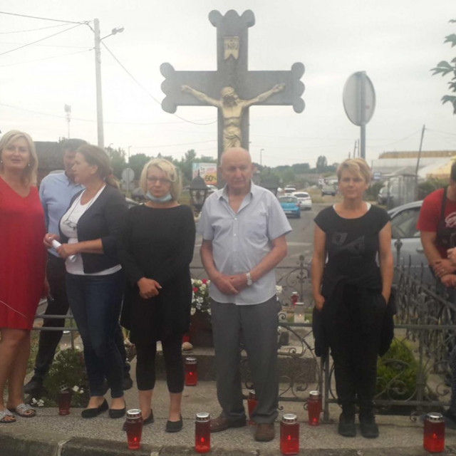 Dvadesetak stanara dežuraju i čuvaju raspelo od rušenja