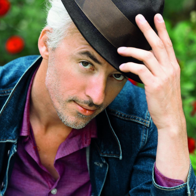 Kralj Čačka, pravim imenom Nenad Marić, glazbenik je, pjesnik i slikar iz Beograda kojeg možemo gledati u novoj predstavi RadioTeatra “Soundtrack za film koji nije snimljen” s kantautoricom Ninom Bajsić. U Zagrebu će se predstava moći ponovno vidjeti 21. srpnja u MUO, u sklopu Ljetnih noći Teatra Exit