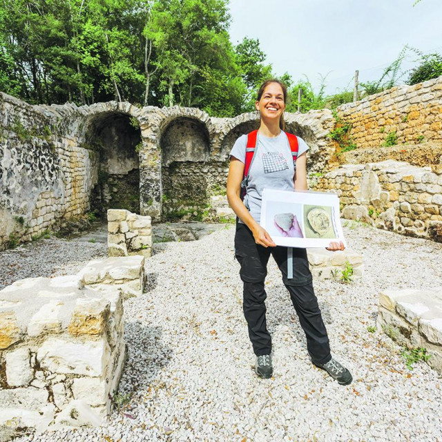 Katarina Gerometta na nalazištu vile Monte Rocco