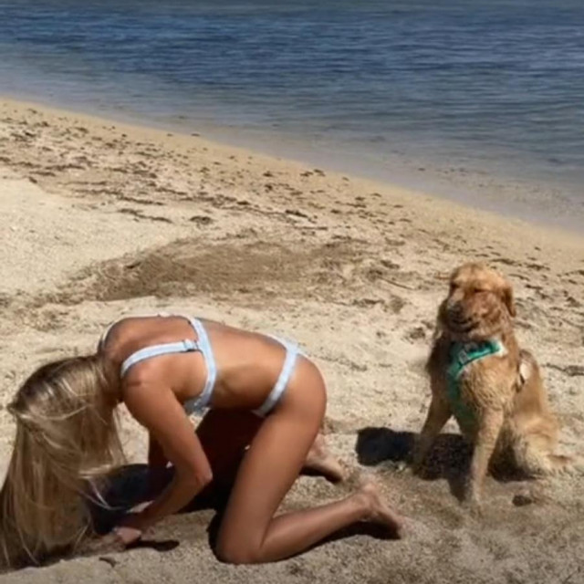 Britnney kopa rupe na plaži