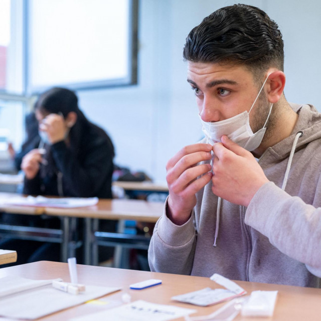 Učenici na početku nastave provode brzi antigenski test za samotestiranje na COVID-19 