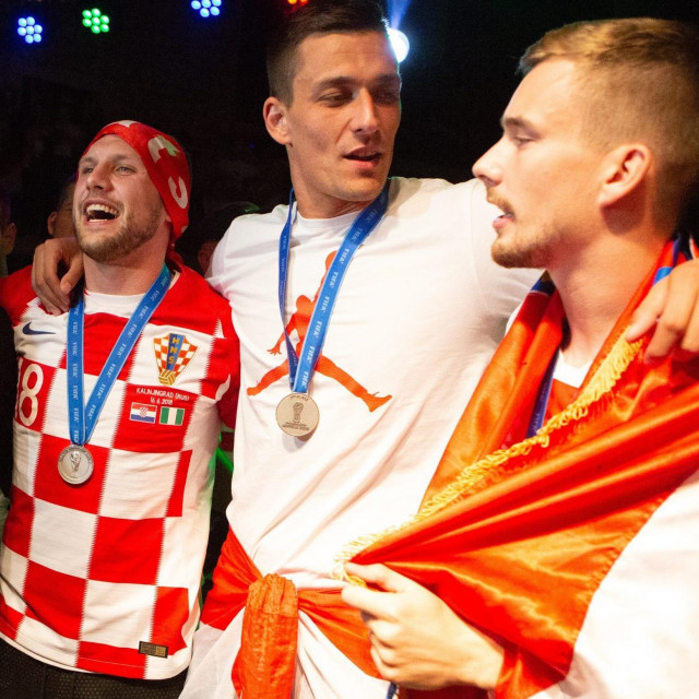 Filip Bradarić (sasvim desno)