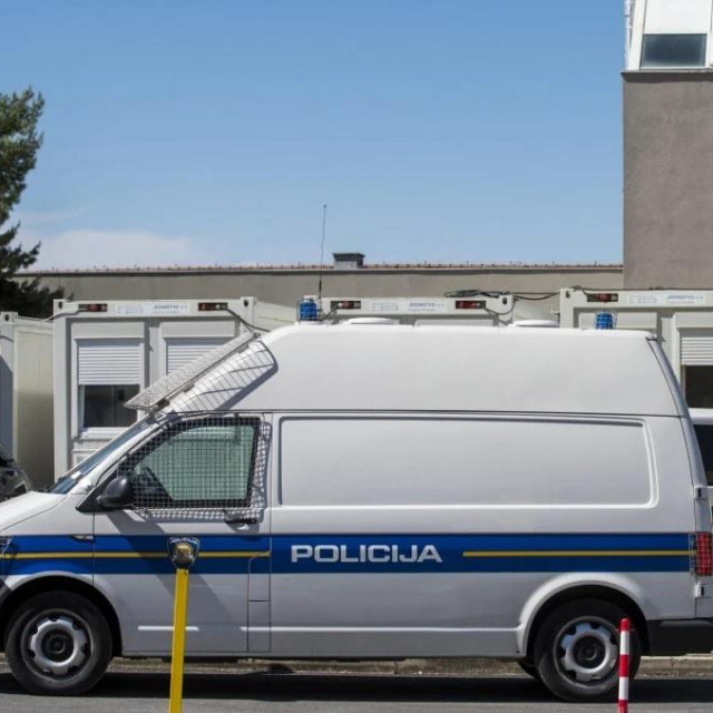 Policijski kombi