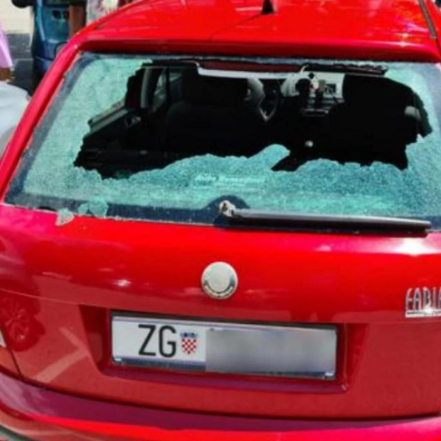 Razbijeno staklo na autu