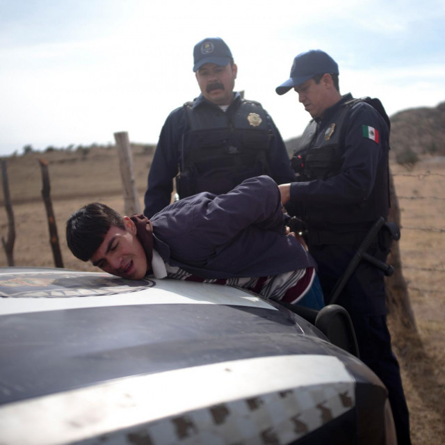 Jesús Sida (pritisnut na vozilo) u seriji ”Somos.”