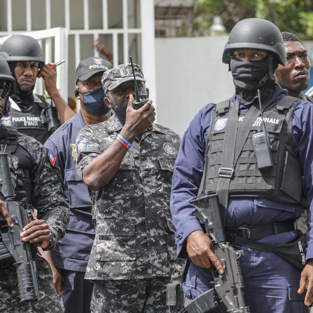 Šef policije Leon Charles ispred policijske postaje Petionville