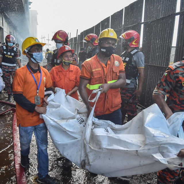 Izvlačenje leševa iz tvornice u Bangladešu