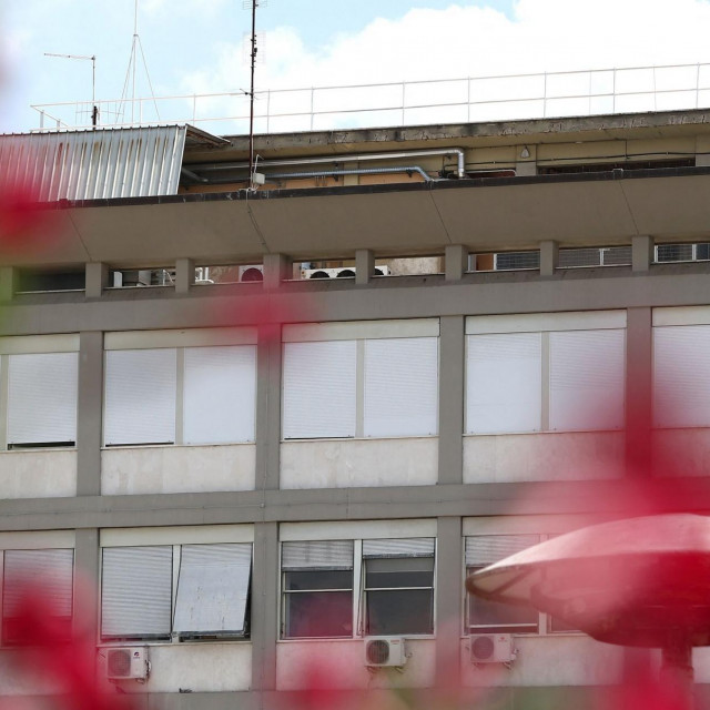 Pogled na 10. kat bolnice Gemelli gdje se liječi papa