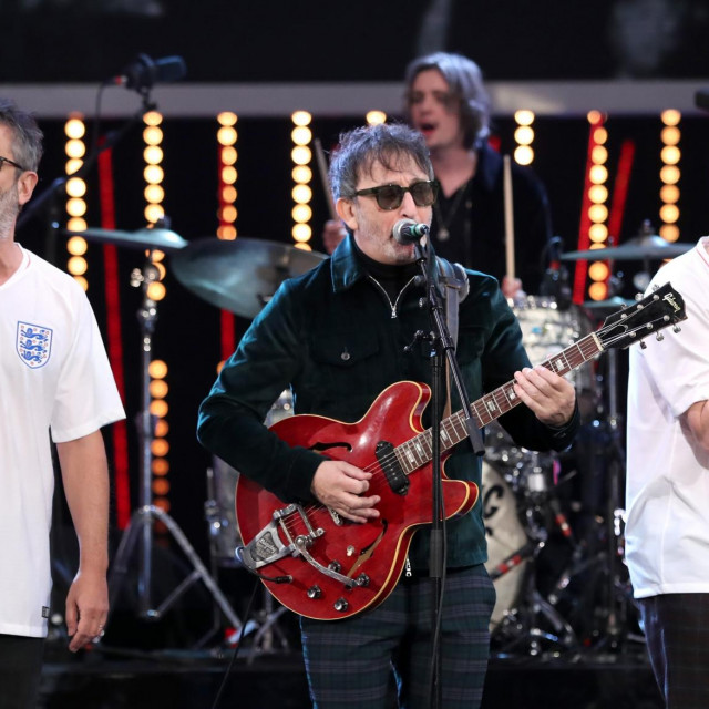 Ian Broudie (u sredini) iz benda Lightning Seeds s Davidom Baddielom (lijevo) i Frankom Skinnerom (desno)