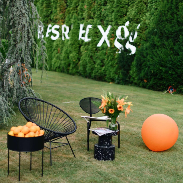 Stolice i stolić (Dizajnholik, Ilica 11, Zagreb)
Stolić s narančama (Modus, Tkalčićeva 48, Zagreb)
 