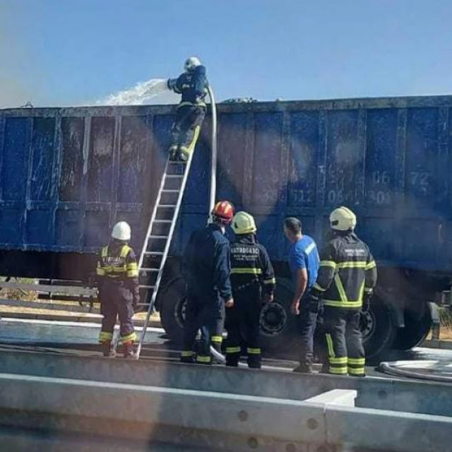 Prikolica klamiona na kojoj je izbio požar